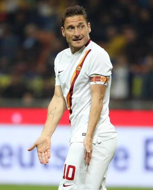 Francesco Totti indica ai compagni come vuole essere servito: il capitano della Roma è uscito al 7&#39; della ripresa. Ansa